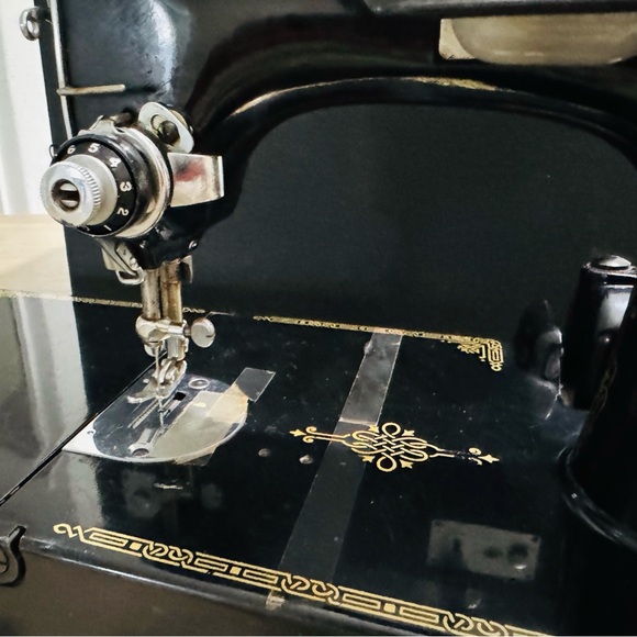 Antique Singer featherweight 221 sewing machine 1947 - Picture 14 of 16